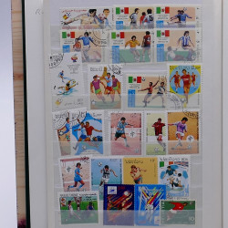 Lot de timbres France et Monde à trier en un carton.