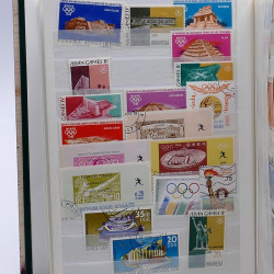 Lot de timbres France et Monde à trier en un carton.