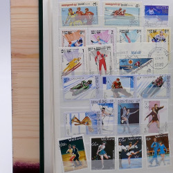 Lot de timbres France et Monde à trier en un carton.