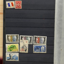 Lot de timbres France et Monde à trier en un carton.