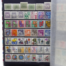 Lot de timbres France et Monde à trier en un carton.