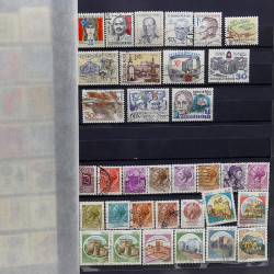 Lot de timbres France et Monde à trier en un carton.