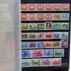 Lot de timbres France et Monde à trier en un carton.
