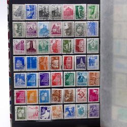 Lot de timbres France et Monde à trier en un carton.
