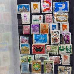 Lot de timbres France et Monde à trier en un carton.