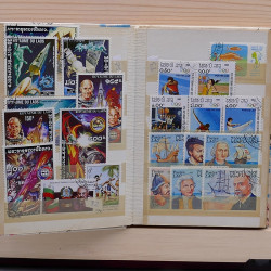Lot de timbres France et Monde à trier en un carton.