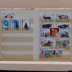 Lot de timbres France et Monde à trier en un carton.