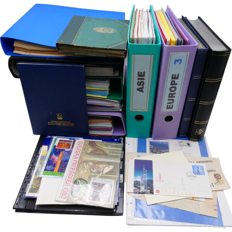 Lot massif de timbres France et Monde à trier en un carton.