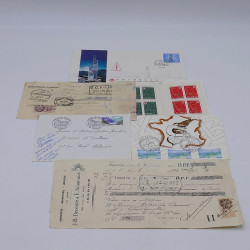 Lot massif de timbres France et Monde à trier en un carton.