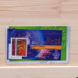 Lot massif de timbres France et Monde à trier en un carton.