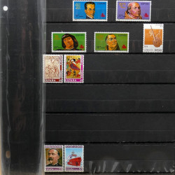 Lot massif de timbres France et Monde à trier en un carton.