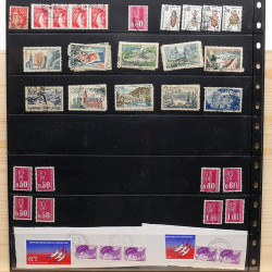 Lot massif de timbres France et Monde à trier en un carton.