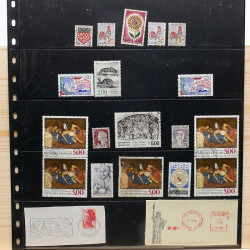 Lot massif de timbres France et Monde à trier en un carton.