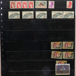 Lot massif de timbres France et Monde à trier en un carton.