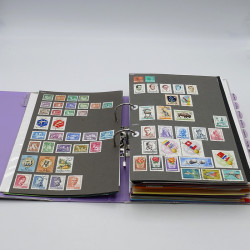 Lot massif de timbres France et Monde à trier en un carton.