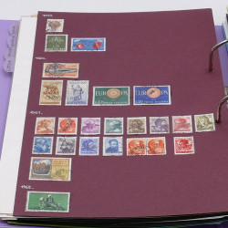 Lot massif de timbres France et Monde à trier en un carton.