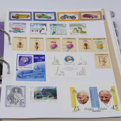 Lot massif de timbres France et Monde à trier en un carton.
