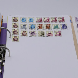 Lot massif de timbres France et Monde à trier en un carton.