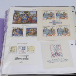 Lot massif de timbres France et Monde à trier en un carton.