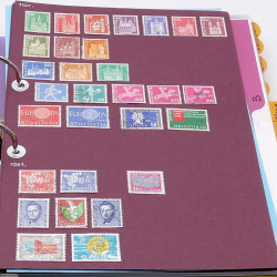 Lot massif de timbres France et Monde à trier en un carton.