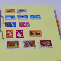 Lot massif de timbres France et Monde à trier en un carton.