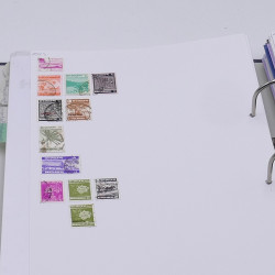 Lot massif de timbres France et Monde à trier en un carton.