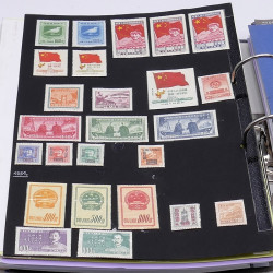 Lot massif de timbres France et Monde à trier en un carton.