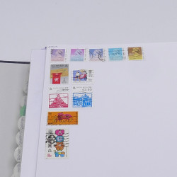 Lot massif de timbres France et Monde à trier en un carton.