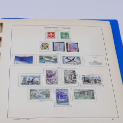 Lot massif de timbres France et Monde à trier en un carton.