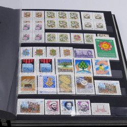 Lot massif de timbres France et Monde à trier en un carton.