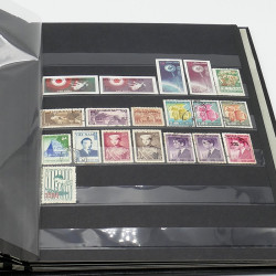 Lot massif de timbres France et Monde à trier en un carton.