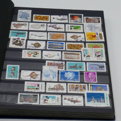 Lot massif de timbres France et Monde à trier en un carton.