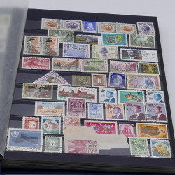 Lot massif de timbres France et Monde à trier en un carton.