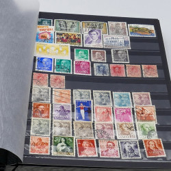 Lot massif de timbres France et Monde à trier en un carton.