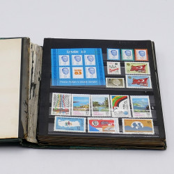 Lot massif de timbres France et Monde à trier en un carton.