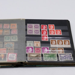 Lot massif de timbres France et Monde à trier en un carton.