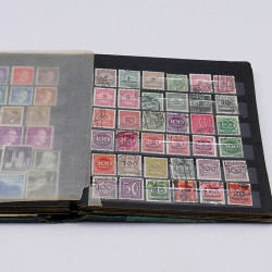 Lot massif de timbres France et Monde à trier en un carton.