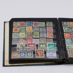 Lot massif de timbres France et Monde à trier en un carton.