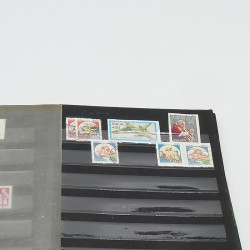 Lot massif de timbres France et Monde à trier en un carton.