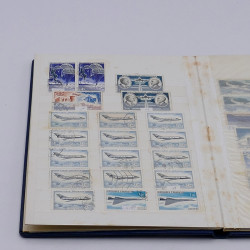 Lot massif de timbres France et Monde à trier en un carton.