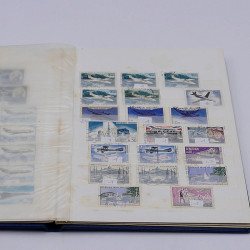 Lot massif de timbres France et Monde à trier en un carton.