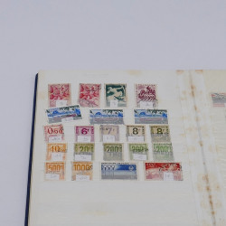 Lot massif de timbres France et Monde à trier en un carton.