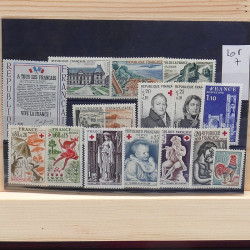 Lot massif de timbres France et Monde à trier en un carton.