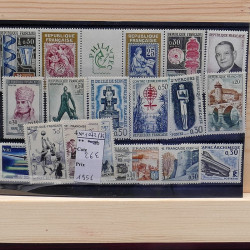 Lot massif de timbres France et Monde à trier en un carton.