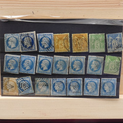 Lot massif de timbres France et Monde à trier en un carton.