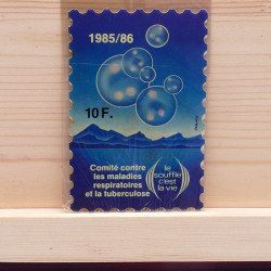 Lot massif de timbres France et Monde à trier en un carton.
