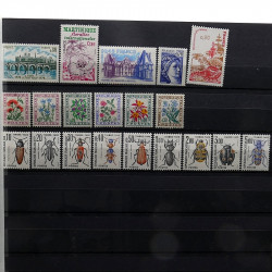 Lot massif de timbres France et Monde à trier en un carton.