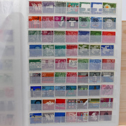 Lot massif de timbres France et Monde à trier en un carton.