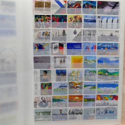 Lot massif de timbres France et Monde à trier en un carton.