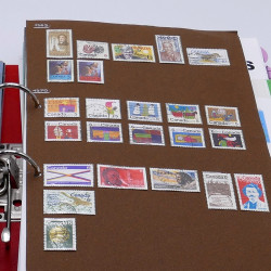 Lot massif de timbres France et Monde à trier en un carton.